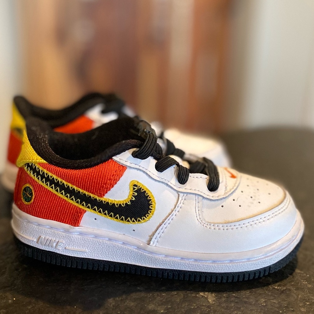 2021 Nike
Air Force 1 LV8 GS 'Roswell Rayguns